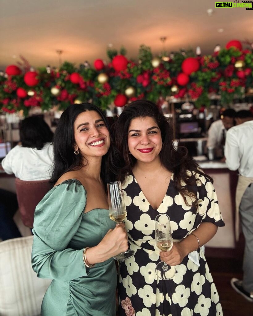 Nimrat Kaur Instagram - From chai to champagne…that’s a wrap on our Mumbai schedule for the yearrr!!! Hello vacayyyy!!!! ✈️♥️🥂🎁👯‍♀️ #boxingday #champagnecampaign #bandradump #rubytuesday Gigi Bombay