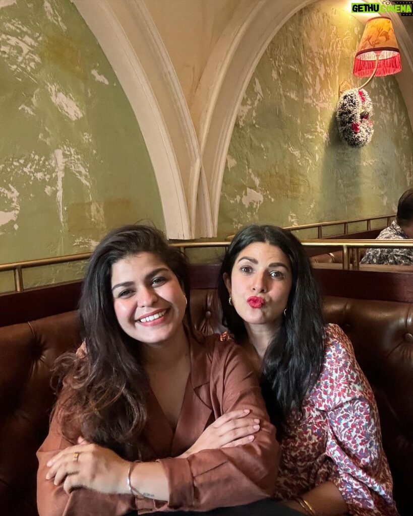 Nimrat Kaur Instagram - Something naughty something nice…too much sugar and some spice 😉 Best day spent in best company over the best meal - in no particular order!! Happy kisssssmassss to us all 💋♥🎄 #canthaveenough #christmasobessesed #iykyk