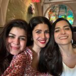 Nimrat Kaur Instagram – Something naughty something nice…too much sugar and some spice 😉
Best day spent in best company over the best meal – in no particular order!!
Happy kisssssmassss to us all 💋♥️🎄 

#canthaveenough #christmasobessesed #iykyk