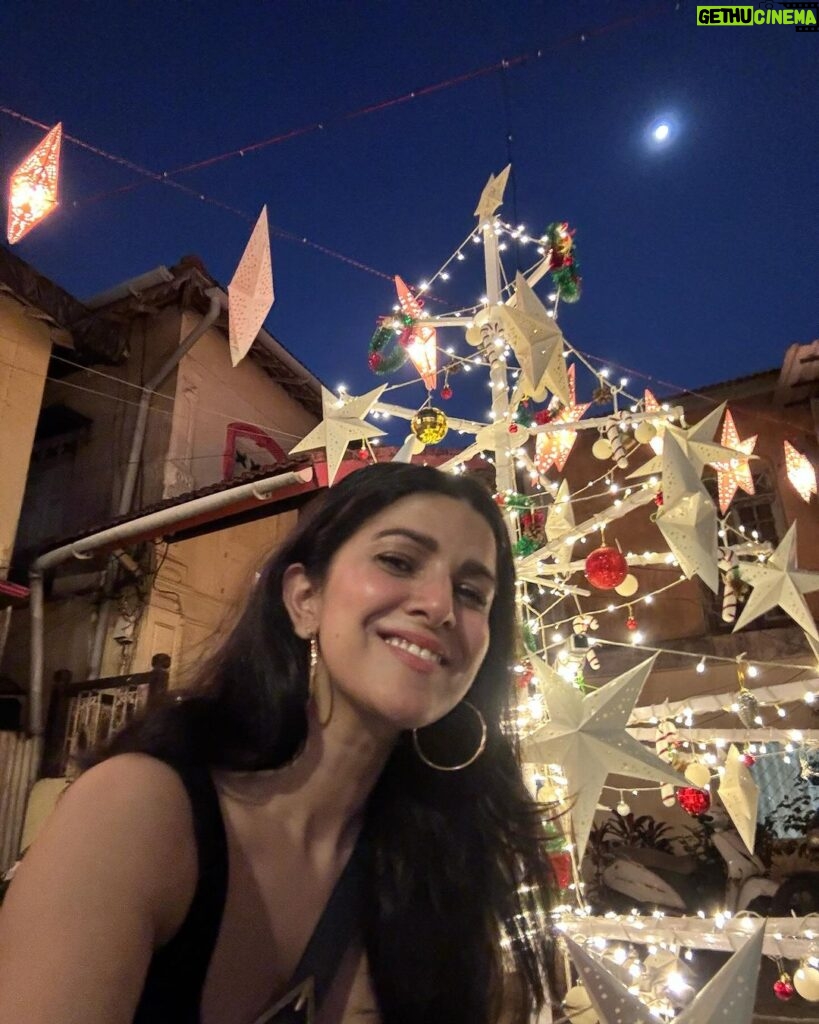 Nimrat Kaur Instagram - Gorgeous lights, customary annual Christmas walk, a million selfies and a visit from my baby sis for a present from Santa !!! Merry Christmas to all celebration from me and mine ♥💋🥰👯‍♀🎄 #merrychristmas #christmaseve #siblinglove #besttimes Ranwar Village