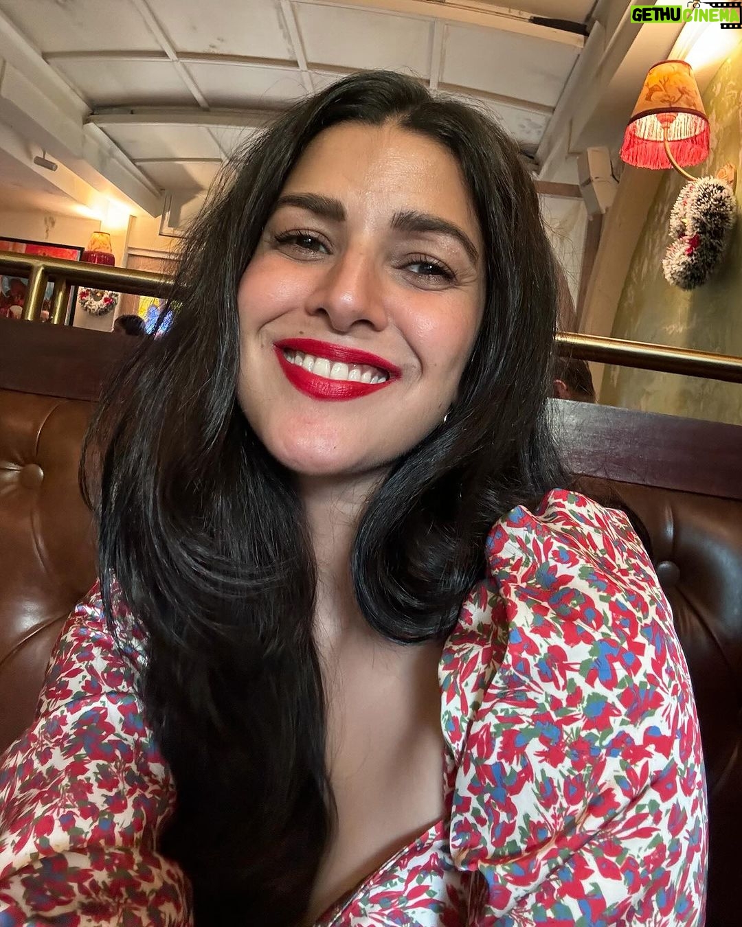 Nimrat Kaur Instagram - Something naughty something nice…too much sugar and some spice 😉 Best day spent in best company over the best meal - in no particular order!! Happy kisssssmassss to us all 💋♥️🎄 #canthaveenough #christmasobessesed #iykyk