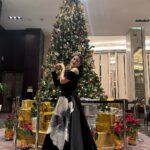 Nimrat Kaur Instagram – Twirling under the Christmas tree, my inner child kind of merry!!! 💋🎄♥️ Happy Christmas all!!! 

#hohoho #treemendous🥰 #loveandlight Under the Christmas Tree