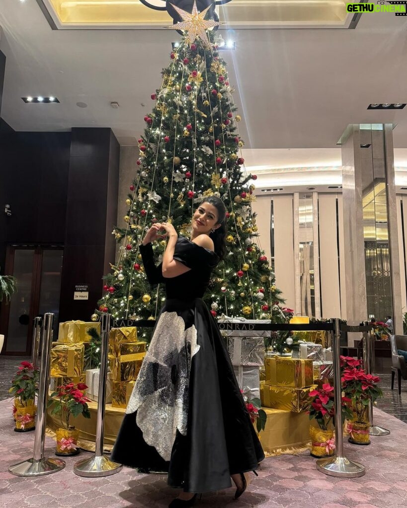 Nimrat Kaur Instagram - Twirling under the Christmas tree, my inner child kind of merry!!! 💋🎄♥ Happy Christmas all!!! #hohoho #treemendous🥰 #loveandlight Under the Christmas Tree