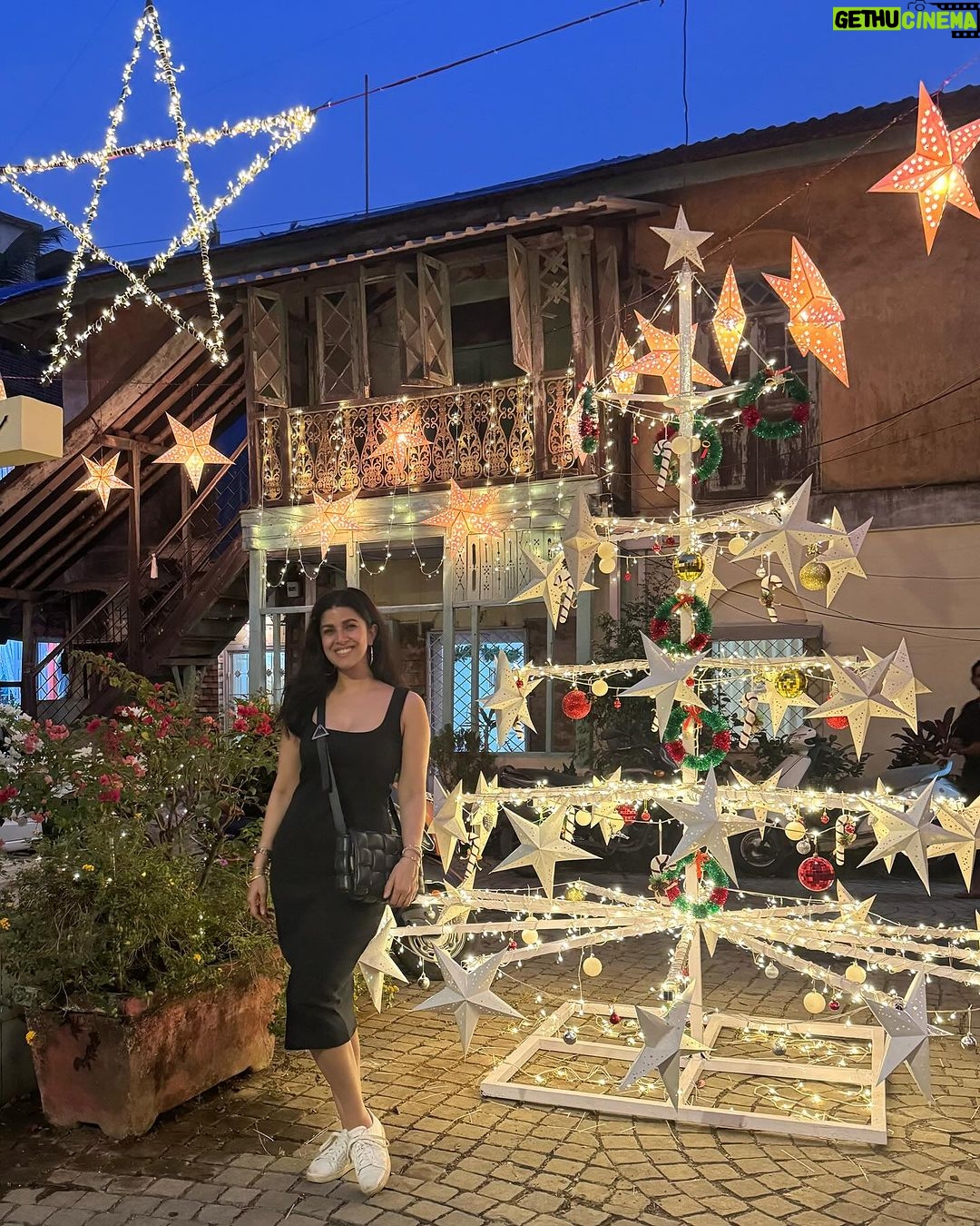 Nimrat Kaur Instagram - Gorgeous lights, customary annual Christmas walk, a million selfies and a visit from my baby sis for a present from Santa !!! Merry Christmas to all celebration from me and mine β₯οΈππ₯°π―ββοΈπ #merrychristmas #christmaseve #siblinglove #besttimes Ranwar Village