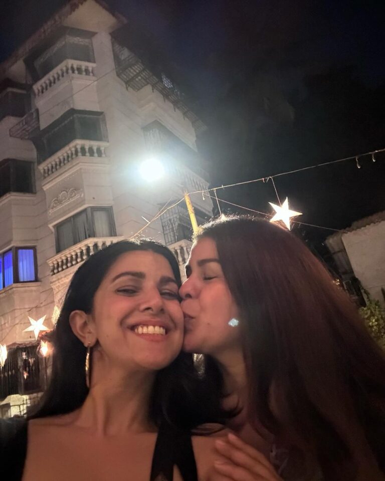 Nimrat Kaur Instagram - Gorgeous lights, customary annual Christmas walk, a million selfies and a visit from my baby sis for a present from Santa !!! Merry Christmas to all celebration from me and mine ♥️💋🥰👯‍♀️🎄 #merrychristmas #christmaseve #siblinglove #besttimes Ranwar Village