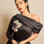 Nimrat Kaur Instagram - 💋🖤 #decembermood #classic #floweryflowerynight HMU : @nishisingh_muah assisted by @nat_chava Styled by : @shaleenanathani Style team : @simrankumar19 @samridhi_.jain Outfit : @gauriandnainika Shoes : @off____white Jewellery : @karishma.joolry Photography : @kvenayaak