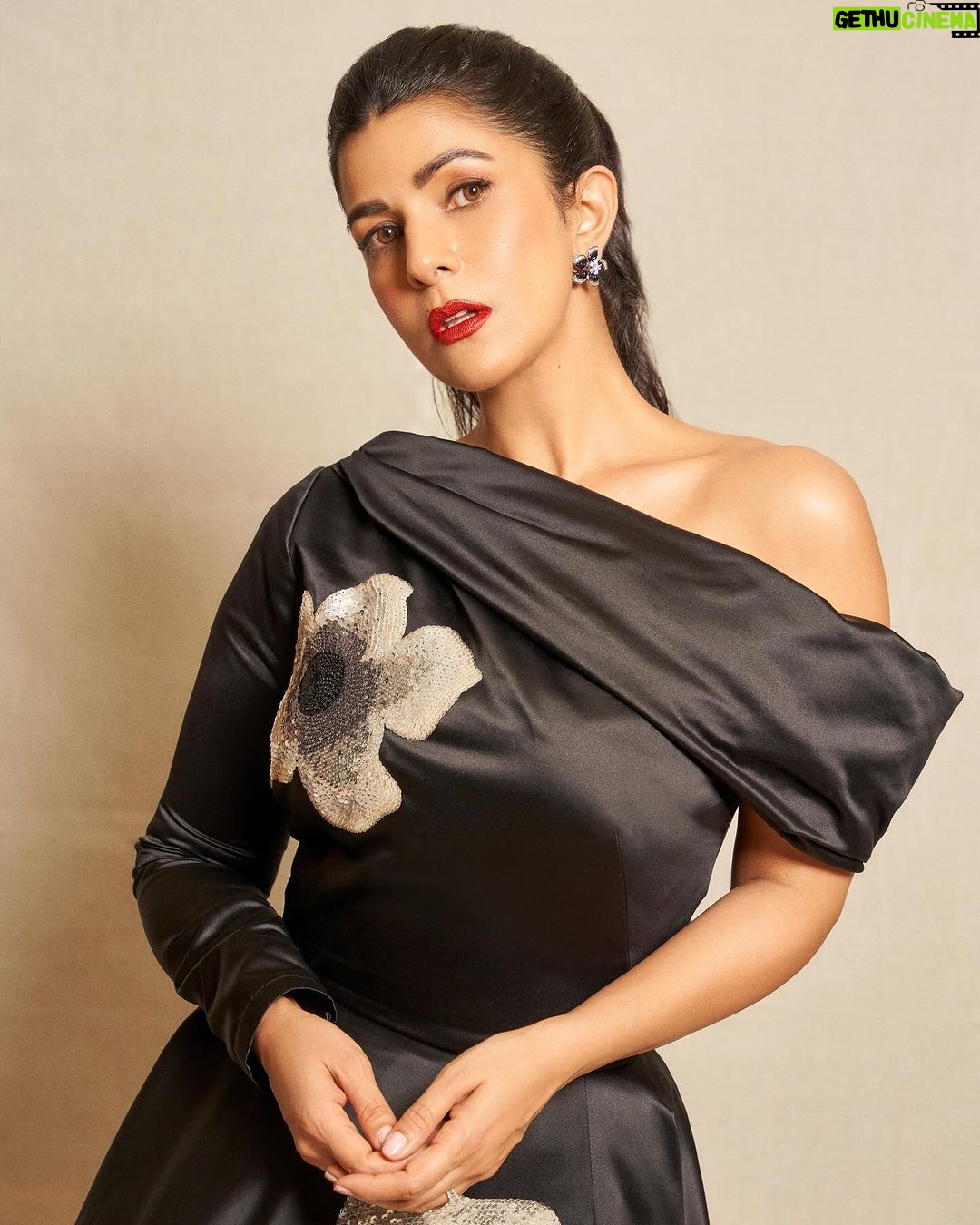Nimrat Kaur Instagram - ππ€ #decembermood #classic #floweryflowerynight HMU : @nishisingh_muah assisted by @nat_chava Styled by : @shaleenanathani Style team : @simrankumar19 @samridhi_.jain Outfit : @gauriandnainika Shoes : @off____white Jewellery : @karishma.joolry Photography : @kvenayaak