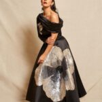 Nimrat Kaur Instagram - 💋🖤 #decembermood #classic #floweryflowerynight HMU : @nishisingh_muah assisted by @nat_chava Styled by : @shaleenanathani Style team : @simrankumar19 @samridhi_.jain Outfit : @gauriandnainika Shoes : @off____white Jewellery : @karishma.joolry Photography : @kvenayaak
