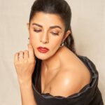 Nimrat Kaur Instagram - 💋🖤 #decembermood #classic #floweryflowerynight HMU : @nishisingh_muah assisted by @nat_chava Styled by : @shaleenanathani Style team : @simrankumar19 @samridhi_.jain Outfit : @gauriandnainika Shoes : @off____white Jewellery : @karishma.joolry Photography : @kvenayaak