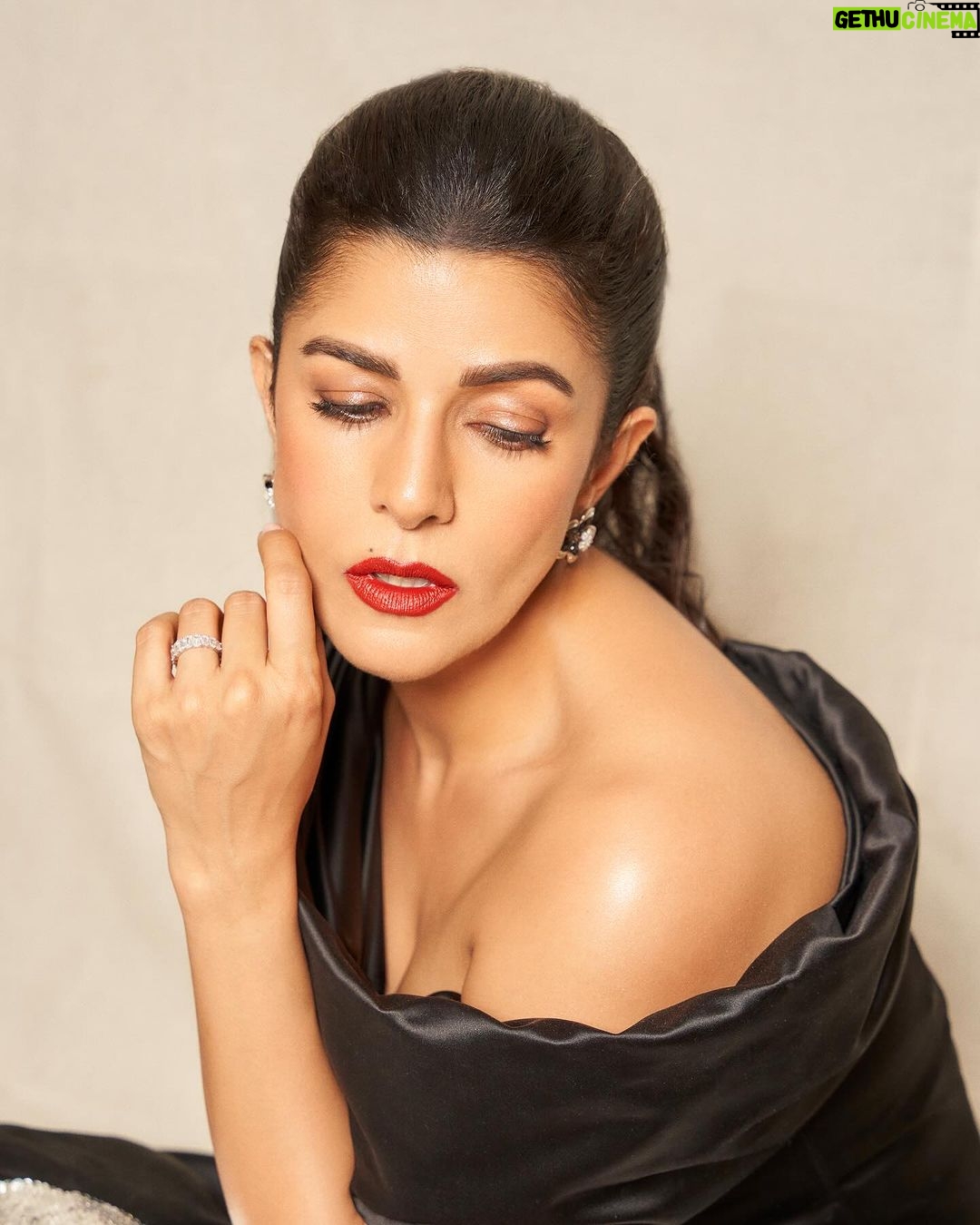 Nimrat Kaur Instagram - ππ€ #decembermood #classic #floweryflowerynight HMU : @nishisingh_muah assisted by @nat_chava Styled by : @shaleenanathani Style team : @simrankumar19 @samridhi_.jain Outfit : @gauriandnainika Shoes : @off____white Jewellery : @karishma.joolry Photography : @kvenayaak
