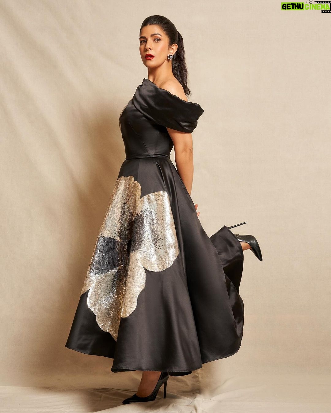 Nimrat Kaur Instagram - ππ€ #decembermood #classic #floweryflowerynight HMU : @nishisingh_muah assisted by @nat_chava Styled by : @shaleenanathani Style team : @simrankumar19 @samridhi_.jain Outfit : @gauriandnainika Shoes : @off____white Jewellery : @karishma.joolry Photography : @kvenayaak