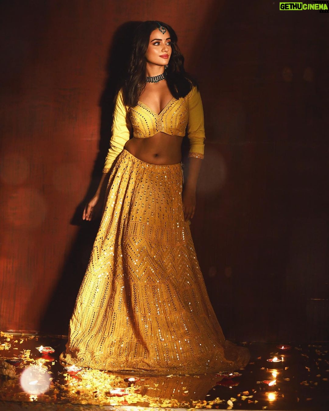 Nisha Guragain Instagram - Simply beautiful 💛 📷- @faizialiphotography ✍️ - @official.khushal.photography