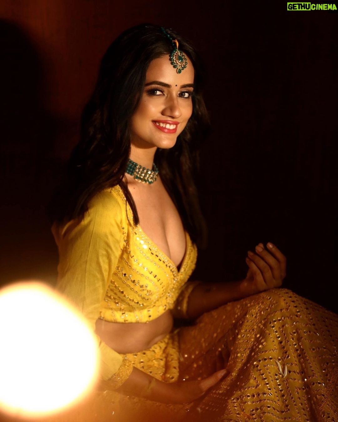 Nisha Guragain Instagram - Simply beautiful 💛 📷- @faizialiphotography ✍️ - @official.khushal.photography