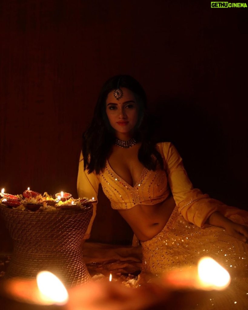 Nisha Guragain Instagram - Spreading Diwali vibes! ...🪔 📷- @faizialiphotography Location- @fzyfuzionstudio MUA- @makeupbybharti