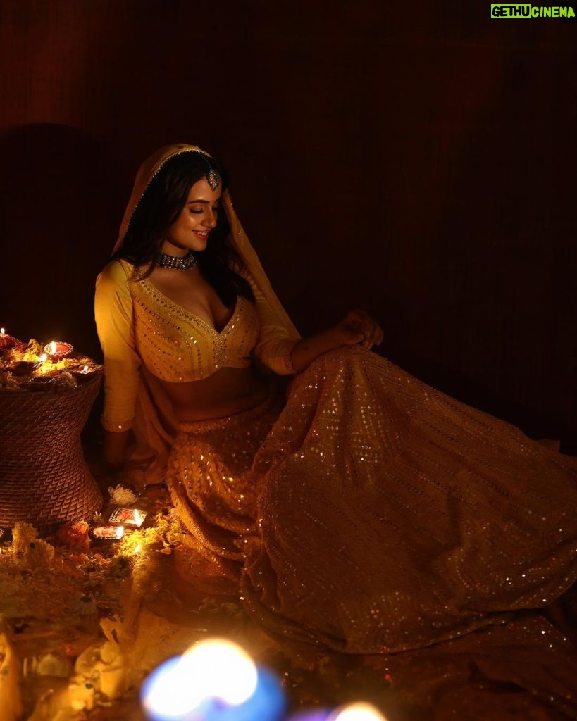 Nisha Guragain Instagram - Spreading Diwali vibes! ...🪔 📷- @faizialiphotography Location- @fzyfuzionstudio MUA- @makeupbybharti