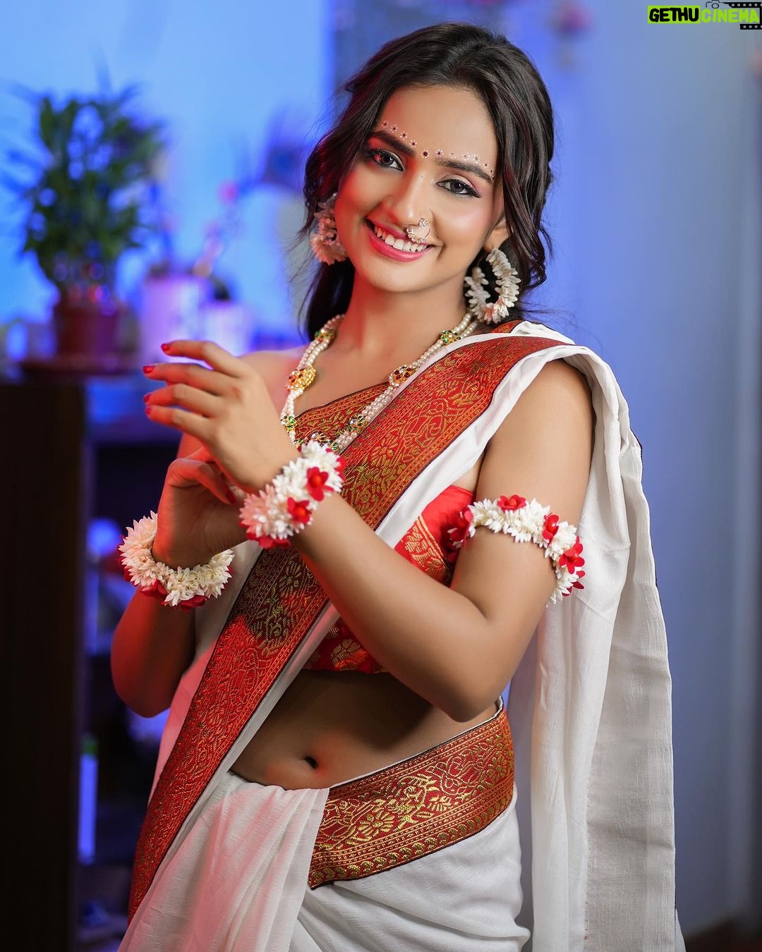 Nisha Guragain Instagram - मधुवन में भले ही कान्हा किसी गोपी से मिले, मन में तो राधा के ही प्रेम के हैं फूल खिले..
