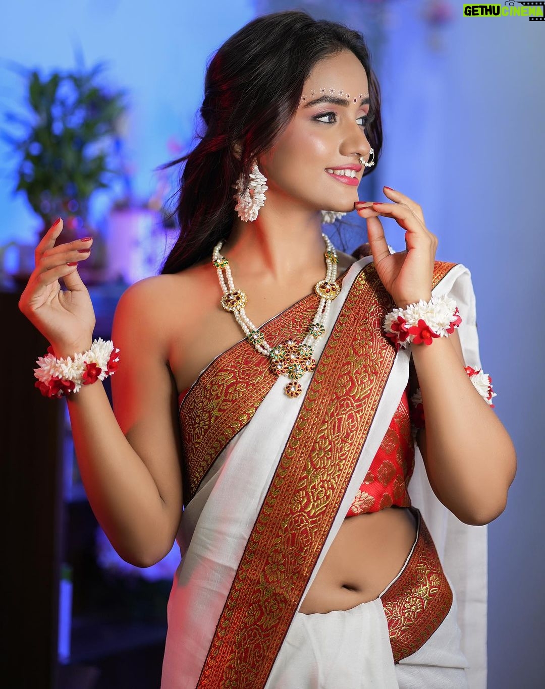 Nisha Guragain Instagram - मधुवन में भले ही कान्हा किसी गोपी से मिले, मन में तो राधा के ही प्रेम के हैं फूल खिले..