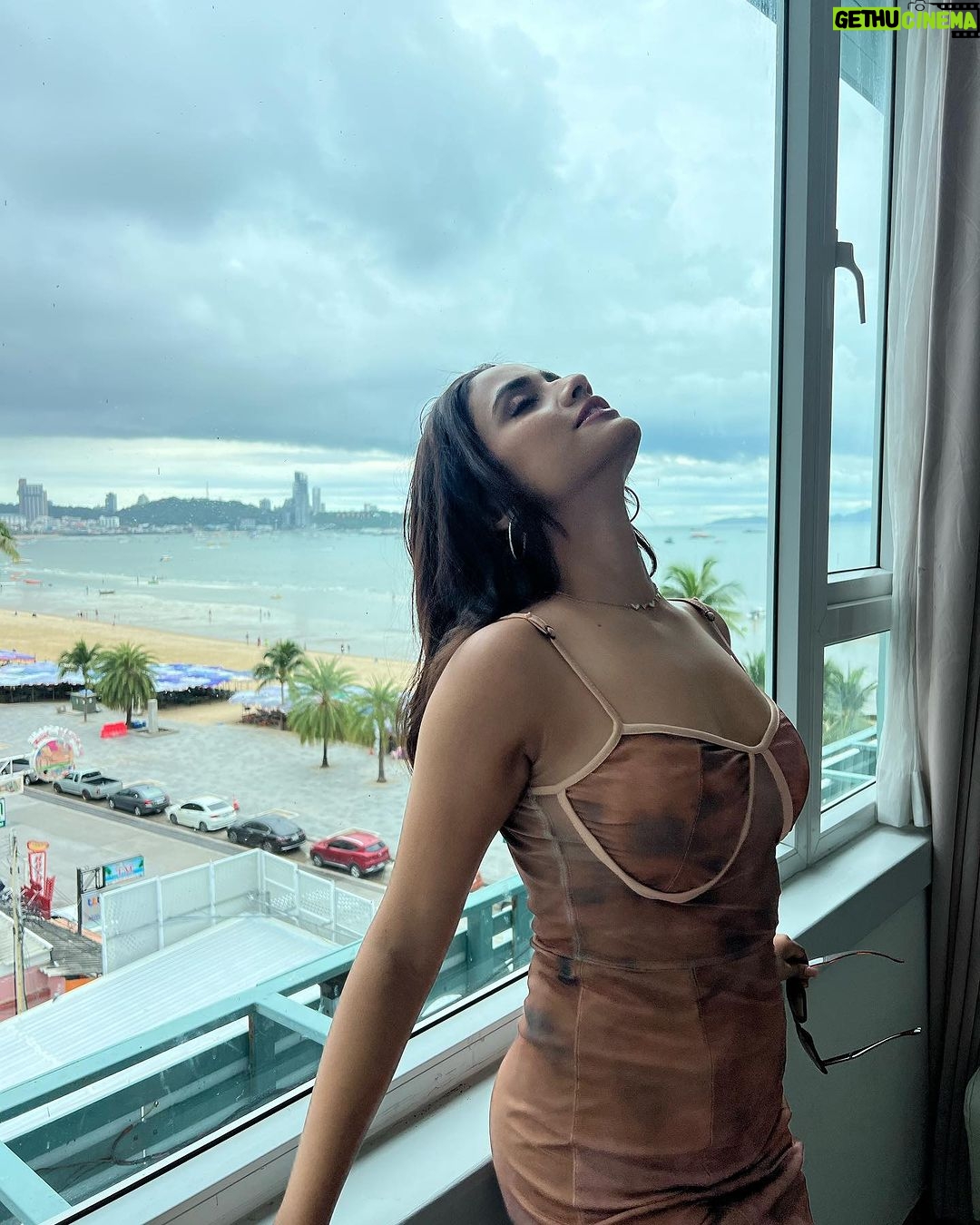 Nisha Guragain Instagram - Happiness makes you glow more…. Pataya Beach