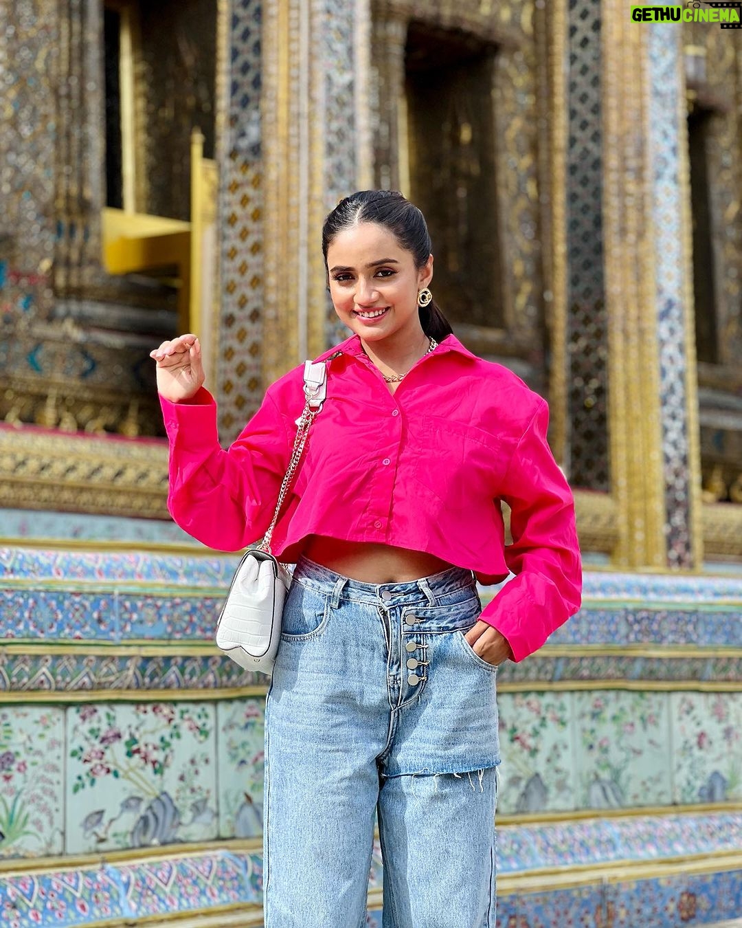 Nisha Guragain Instagram - Learn to enjoy every minute of your life….😊 Grand Palace - พระบรมมหาราชวัง