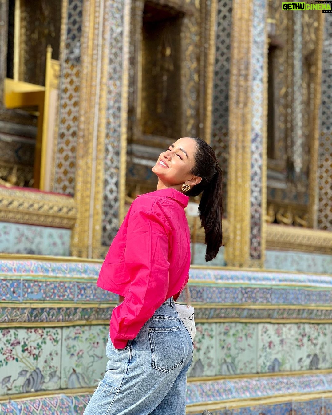Nisha Guragain Instagram - Learn to enjoy every minute of your life….😊 Grand Palace - พระบรมมหาราชวัง