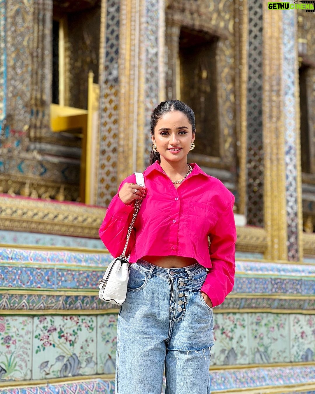 Nisha Guragain Instagram - Learn to enjoy every minute of your life….😊 Grand Palace - พระบรมมหาราชวัง