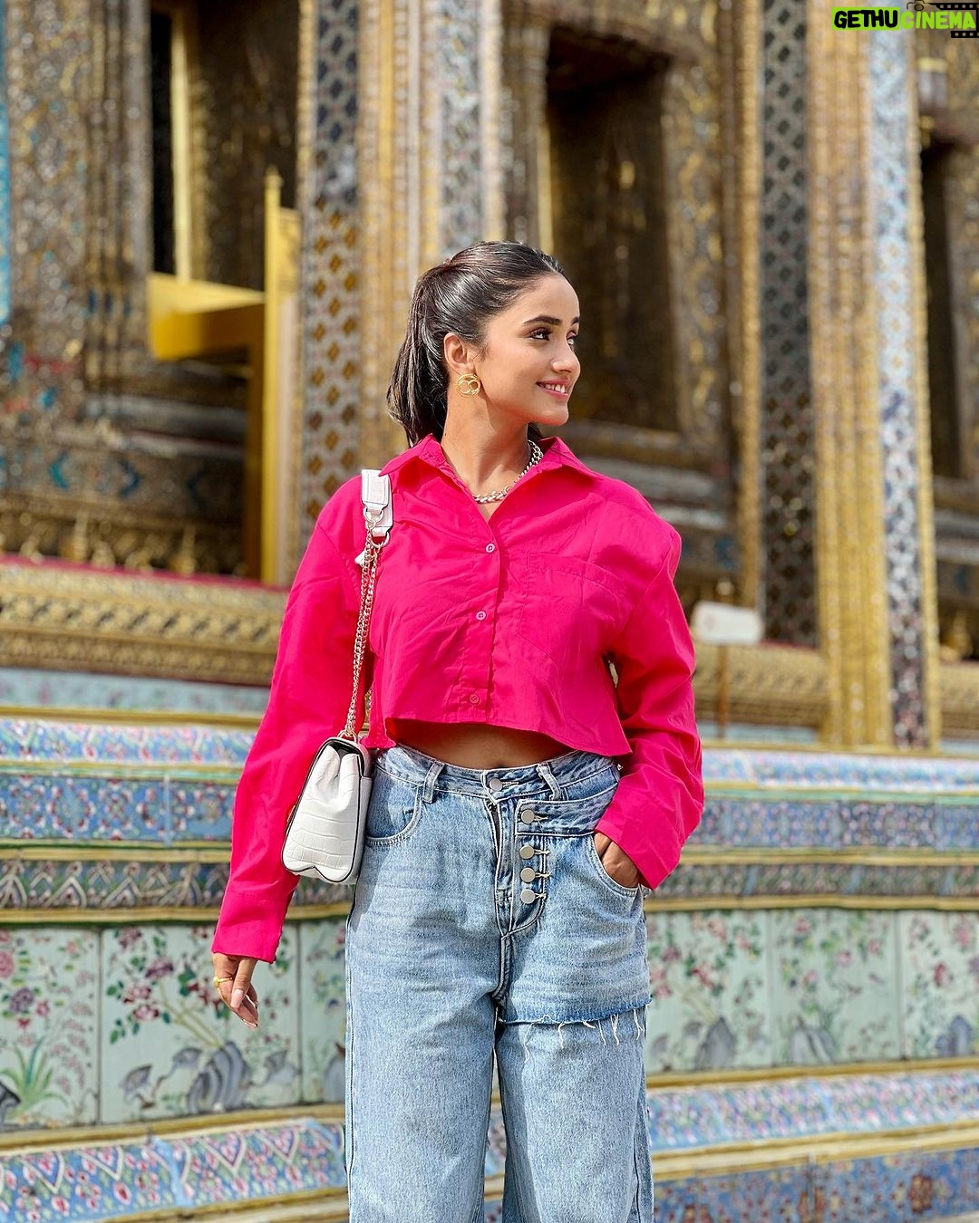 Nisha Guragain Instagram - Learn to enjoy every minute of your life….😊 Grand Palace - พระบรมมหาราชวัง