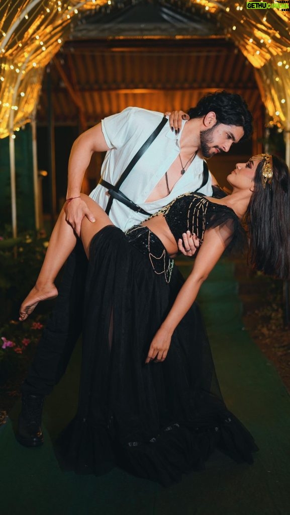 Nisha Guragain Instagram - Once upon a dance floor, two hearts met and created magic💃🎶 Team Nisha Guragain : Choreography : @_rohit_maurya_ Mua : @makeupbybharti 🎥 : @amirhussain_007 ✂️ : @damnhappy #DanceVibes #NishaGuragain #amardeepphogat #gulimatagrooves