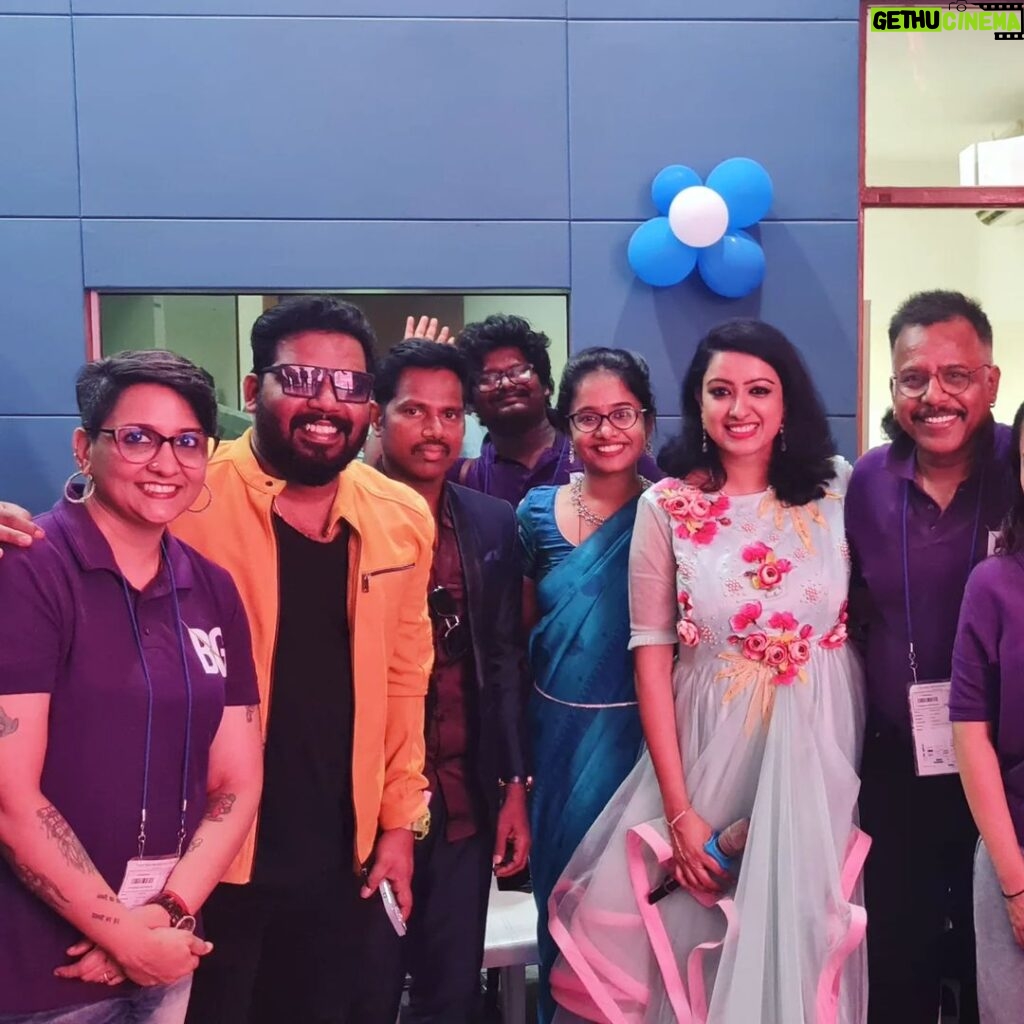 Nisha Krishnan Instagram - Had an amazing time hosting "OH MY KADHALAE" show for HYUNDAI MOTOR INDIA. Was amazing to meet people like "Pulavar Ramalingam" sir and my former vijaytv colleagues @singer_diwakar @amudha_vanan , who gave a mind-blowing performance..!! Work is my My happy place 💛 Thank you @harithabadavagopi @badavagopi for the opportunity! Had a great time 🤗❣ #productiveday #happyday #work #host