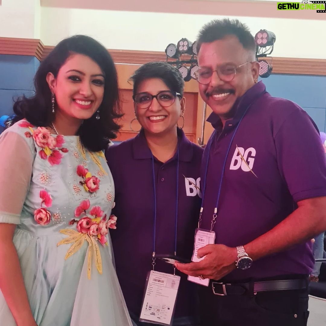 Nisha Krishnan Instagram - Had an amazing time hosting "OH MY KADHALAE" show for HYUNDAI MOTOR INDIA. Was amazing to meet people like "Pulavar Ramalingam" sir and my former vijaytv colleagues @singer_diwakar @amudha_vanan , who gave a mind-blowing performance..!! Work is my My happy place π Thank you @harithabadavagopi @badavagopi for the opportunity! Had a great time π€β£οΈ #productiveday #happyday #work #host
