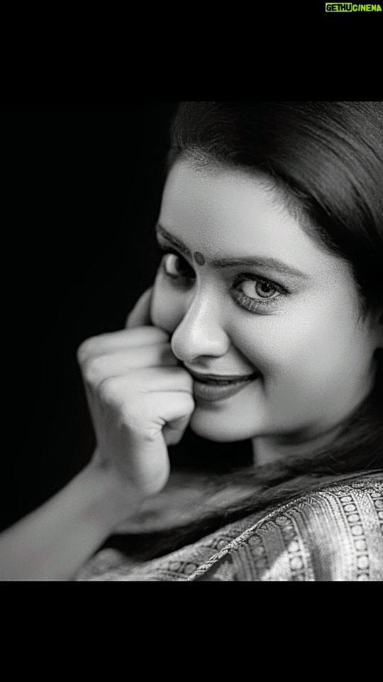 Nisha Krishnan Instagram - 🖤✨️ Makeup and hair - @ready_to_tangle Photography 📸- @chandrubharathy @focuzstudios Stylist & Concept @sharmithmakeover Saree- @pachaiyappas_silks Jewellery- @theamethyststore Draping- @sharmithmakeover #illayarajasongs #blackandwhitephotography