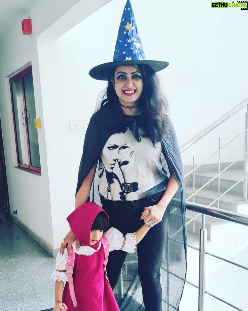 Nisha Krishnan Instagram - Happy Halloween 🎃 🤪 from Maasha and the Witch 🧙‍♀️ 👻 #Halloween #halloweenparty #halloweencostume #halloweenwithfriends