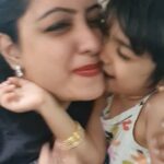 Nisha Krishnan Instagram - Laughing at silly things 🤷‍♀️🙇‍♀️ #happysunday #momdaughter #nishaganesh #samairaganesh