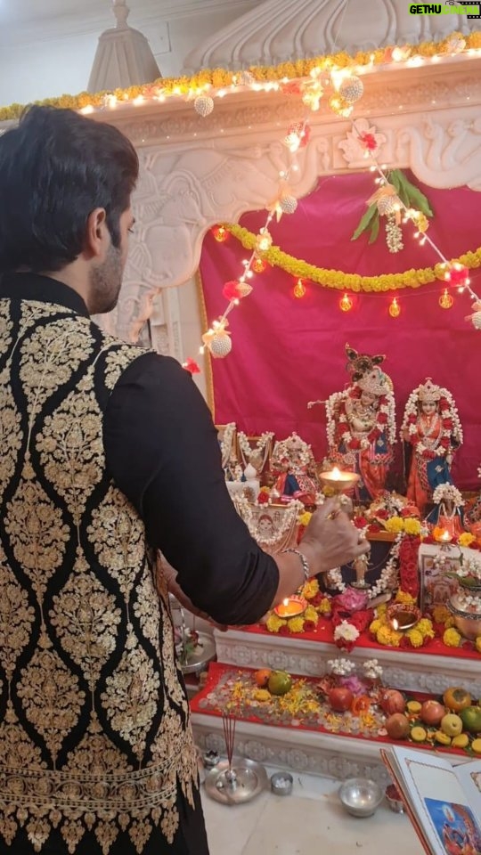 Nisha Krishnan Instagram - Diwali Pooja Let the lamp that is lit on the day of Diwali add brilliance to your life and mark a fresh beginning. May this festival add new hope, confidence, and courage in your heart, preparing you for a successful journey forward!!✨ Happy Diwali folks 🎇🎆 #Pooja #positivity #Diwali2022 #diwali #deepavali #deepavali2022 #Happydiwali #diwalitime #diwalireels #safediwali #diwalipooja #festival #festiveseason #indianfestival