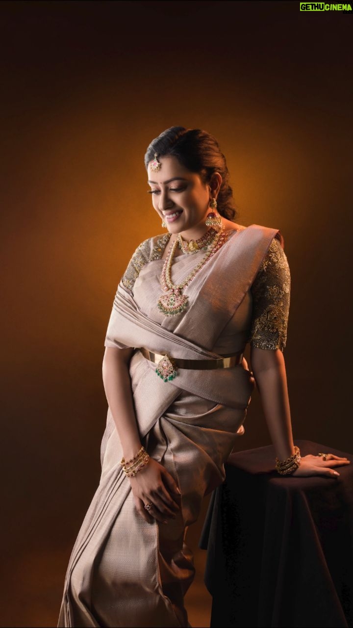 Nisha Krishnan Instagram - Oooo . Model @prettysunshine28 . Gear Used @canonindia_official Canon EOS R5 . #lights #poweroflight #diy #TraditionalPhotoshoot #NishaGanesh #ChandruBharathy #HighFashion #BehindTheScenes #CanonEOSR5 #BehindTheScenes #BTS #CapturedOnCanon #DoGreatWithCanon #EOSInfluencer #canonindia_official #ProTips #WeddingPhotographerMentor #PhotoMentor #AskChandruBharathy Focuz Studios - Wedding Photography - India