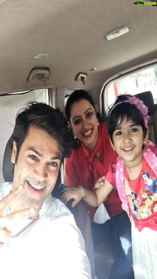 Nisha Krishnan Instagram - Holiday time with family ❤❤ Off to Mumbai.... #mumbai #lovelifelaughter #GaneshNisha #travel #holidays