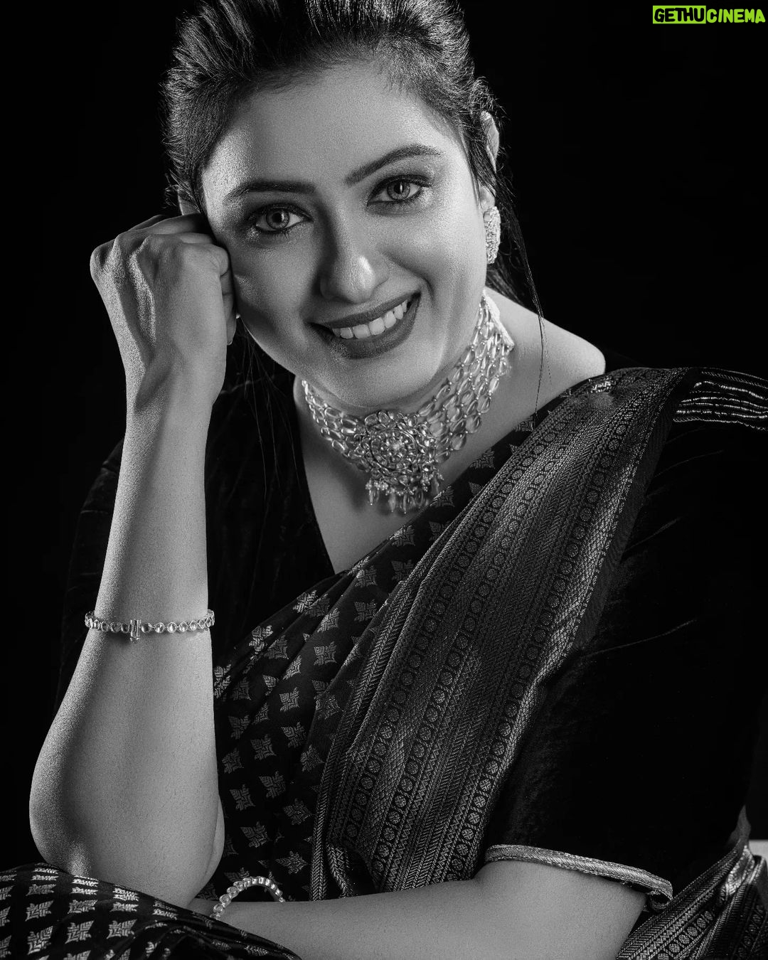Nisha Krishnan Instagram - š¤ Makeup and hair - @ready_to_tangle Photography šø- @chandrubharathy @focuzstudios Stylist & Concept @sharmithmakeover Saree- @pachaiyappas_silks Jewellery- @theamethyststore Draping- @sharmithmakeover