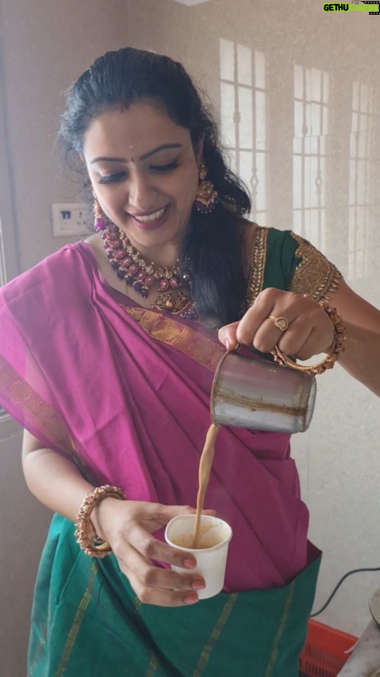 Nisha Krishnan Instagram - Coffee corner ☕️ I went to make my own coffee from the coffee stall! I ended up making coffee for everyone!! Alternate job irruku 🥲😅😜 @talk2ganesh Am budding entrepreneur now! "Kaapi kadai owner"😜😅 #coffee #coffeelover #mamicoffeeshop