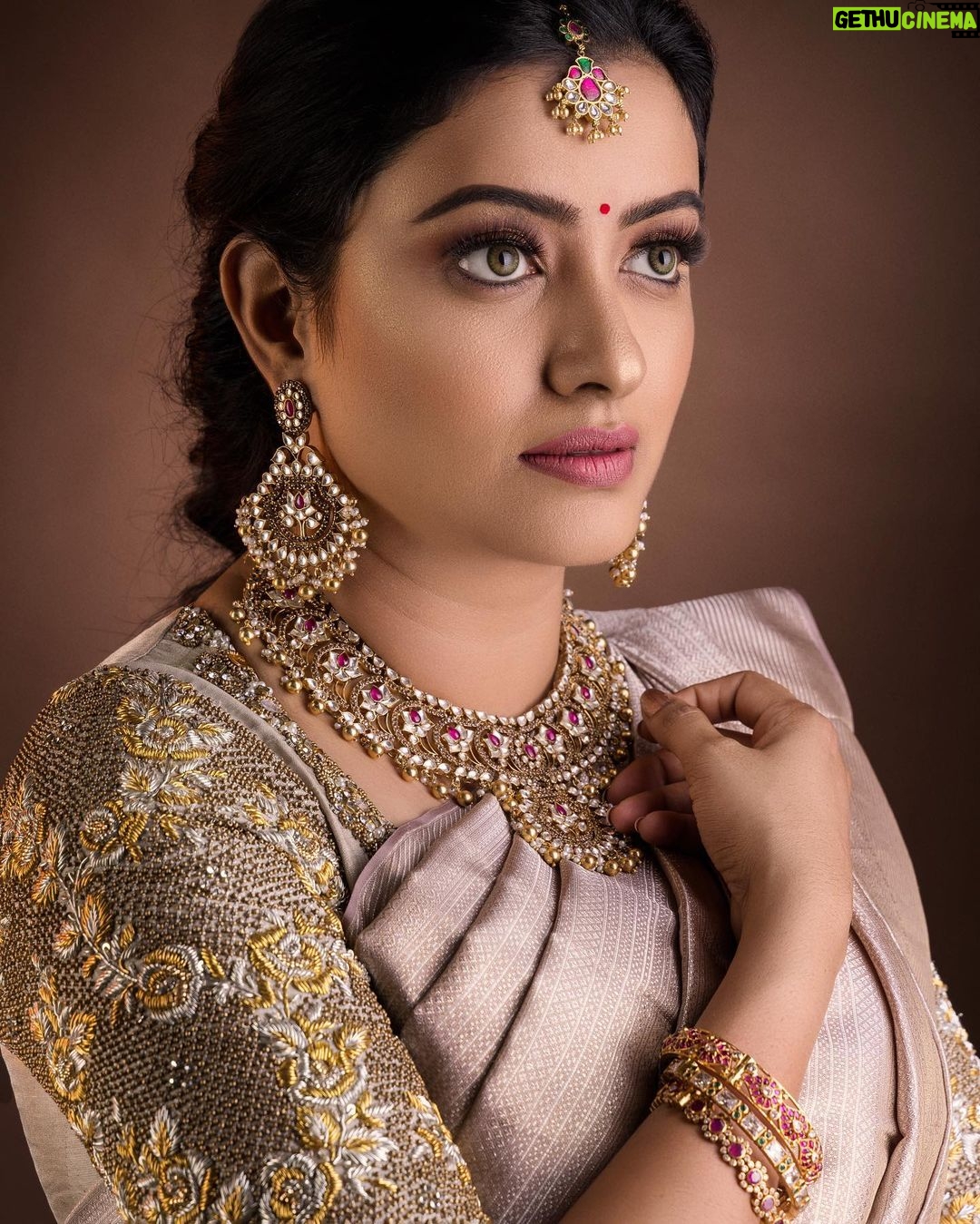 Nisha Krishnan Instagram - Traditional Look❣️ Makeup & Hairdo @ready_to_tangle Muse- @prettysunshine28 ………………………………………………………………. . . . . . . . . . . . . #southindianjewellery #indianbride #nishaganesh #amethystjewelry #pachaiyappassilks #nisha #bridalmakeup #velloremakeupartist #chennaimakeupartist #chennaimua #chennaihairstylist #traditionalsaree #kempujewellery #silverzarisaree #silksarees #southindiansaree #southindianbride #pachaiyappas @southindianbrides @southindianbrides