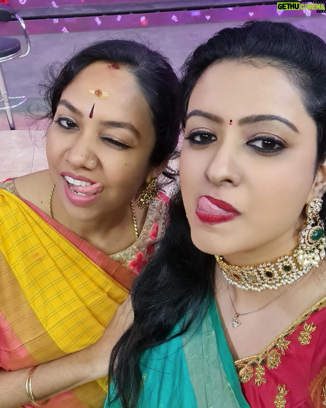 Nisha Krishnan Instagram - Zeetamil Tamizha Tamizha photo dump 😁 It's was so good to see all of them after long time! Not so good when we got roasted by our family members 😅😬🙈 it was an interesting topic! I'll update when the show goes live! #zeetamil #tamizhatamizha