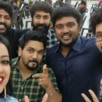 Nisha Krishnan Instagram - Coimbatore mappilai ku ponnu kedachachu @chathrien.rajan 😁 @chathrien.rajan @tomfrank_tomfrank @rjshivakanth @actor_balasaravanan @vishnuvijay_offl @vetri_artist #kanakannumkalangal #photodump #coimbatore #maruthamali