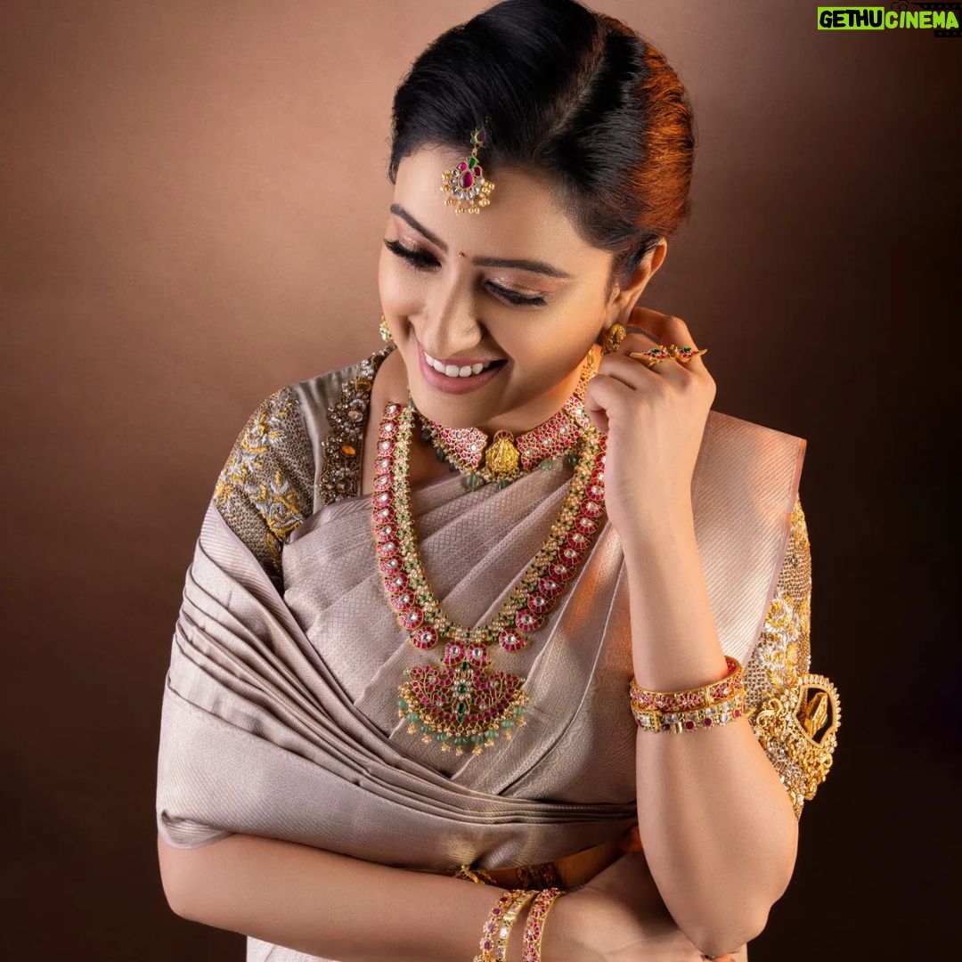 Nisha Krishnan Instagram - ✨️ Makeup & Hairdo @ready_to_tangle Behind the lens- @focuzstudios @chandrubharathy Stylist & Concept @sharmithmakeover Saree- @pachaiyappas_silks Blouse- @d.sign.d Jewellery- @theamethyststore Draping- @sharmithmakeover