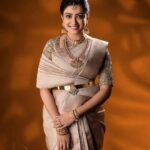 Nisha Krishnan Instagram – Go for GOBO
.
Model
@prettysunshine28
.
Gear Used
@canonindia_official
Canon EOS R5
Canon RF 85mm f/1.2 L USM
.
Light
@godox_global
Godox AD600Pro
Godox AD200
Godox SK400
.
#gobo #diy #TraditionalPhotoshoot #NishaGanesh #ChandruBharathy #HighFashion #BehindTheScenes #CanonEOSR5 #BehindTheScenes #BTS #CapturedOnCanon #DoGreatWithCanon #EOSInfluencer #canonindia_official #ProTips #WeddingPhotographerMentor #PhotoMentor #AskChandruBharathy Focuz Studios – Wedding Photography – India