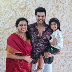 Nisha Krishnan Instagram - Wishing everyone a Happy Dussehra filled with love, laughter and blessings !

Pooja time with family 👨‍👩‍👧‍👦 ( our kutti new addition is having a nice nap 😉 )

#goodvibes
#family
#Vijayadashami
#pooja