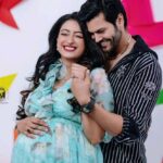 Nisha Krishnan Instagram - I always joke with @prettysunshine28 that I am pregnant too.... 'mentally pregnant' 😉😉 that's a term I coined to describe my feelings when we had samaira and this time around it hasn't changed. The anticipation, the care, the involvement, the warmth of togetherness, each of these adds to the health of the baby to be born in no small measure 🩷 #love #maternity #bliss #pregnant #couple #happy #awaiting #instagood #zerogravityphotography