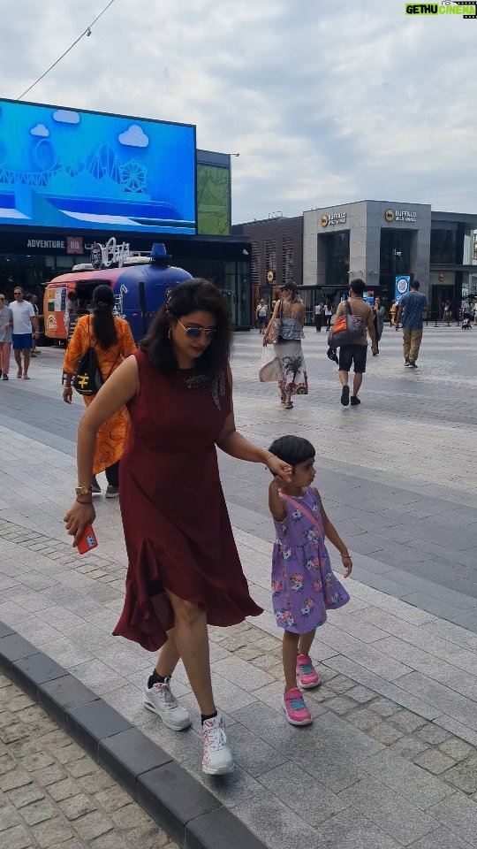 Nisha Krishnan Instagram - Vacation Time 🛫🛫.... Holiday begins ❤❤ Excitement level🎚🆙️ 🤩 #Dubai #summerholidays #familytime