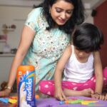 Nisha Krishnan Instagram - #AD Running experiments were never as colourful as this…! I understood Samaira‘s unique learning style and used this colourful map puzzle to enhance her focus. Mom's, do share how you experiment with your kids to get them #ExamReady with me and @horlicksin . . . #ExamReady #Puzzles #Learning #Preparation #Maps