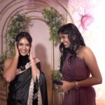 Nisha Ravikrishnan Instagram - ರೌಡಿ ಬೇಬಿಯ ಖಡಕ್ ಉತ್ತರಗಳು. . #Nisha #NishaMilana #Ammu #Amulya #Gattimela #GattimelaOnZEE5 #ZeeKutumbaAwards #ZeeKutumbaAwards2023 #ZKA2023 #ZEE5 #ZEE5Kannada