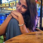 Nisha Ravikrishnan Instagram - ಮರೆಮಾಚಿ ಕರೆಯಲು ನೀನು.. ಮನಸಾರೆ ಪರವಾಶ ನಾನು......🙈 🧸 #nimmnisharkn 🖤🤍