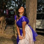 Nisha Ravikrishnan Instagram - चाँद तारों को, छूने की आशा... आसमानों में उड़ने की आशा 🌙🧚‍♀️ #nimmnisharkn 🧸🐝 🖤🤍