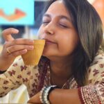 Nisha Ravikrishnan Instagram - ಹೊಟ್ಟೆ ಒಳಗಿಂದ ಚಿಟ್ಟೆ ಹಾರಿದೆ 🦋🧸 Cheers to all chai lovers ☕️ #nimmnisharkn 🤍🖤